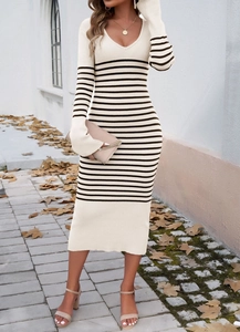 Détail d'une robe en maille beige à rayures noires avec décolleté en V et style automnal