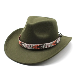 Détail du chapeau de cowboy en feutre vert armée avec ruban tissé géométrique bohème