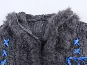 Detail von grauem Strick-Hoodie mit Webpelzbesatz, blauen Bändern und Knopf
