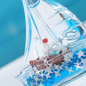 Vue macro d'une bouteille fluide de voilier avec liquide bleu et paillettes d'étoiles