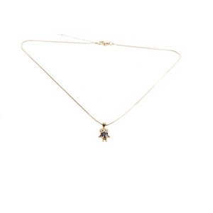 Vue détaillée d'un collier chaîne fine dorée avec un pendentif cœur en pierre bleue
