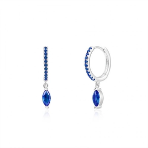 Détail macro de boucles d'oreilles en argent S925 avec pierres bleues taille marquise
