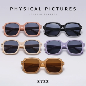 Collection détaillée de lunettes de soleil carrées oversize en cinq coloris tendance