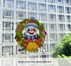 Details der Weihnachtsfensteraufkleber mit Schneemann und Kranz auf nasser Glasfläche