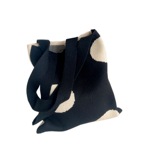 Borsa tote chic in maglia retrò con grandi pois color crema su fondo nero
