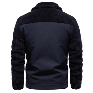 Dettaglio del retro di una giacca patchwork da uomo con inserti in calda lana sherpa