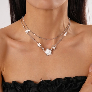 Elegante collana a due strati d'argento con ciondolo a fiore bianco e perle da donna