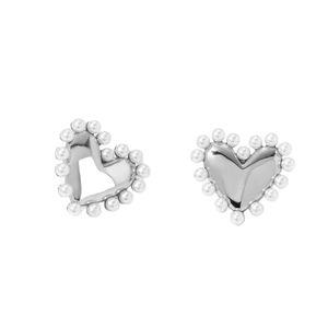 Boucles d'oreilles cœur asymétriques en métal argenté poli et perles blanches pour femme