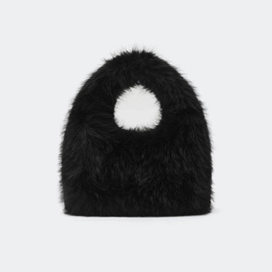 Détail de la texture en fausse fourrure noire et de la poignée ronde découpée du sac