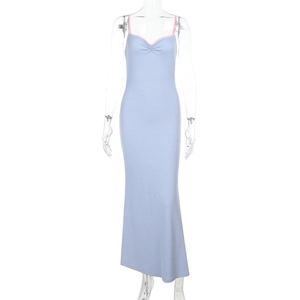 Detail von hellblauem Rippstrick-Maxikleid mit rosa Kontrastrand und V-Ausschnitt