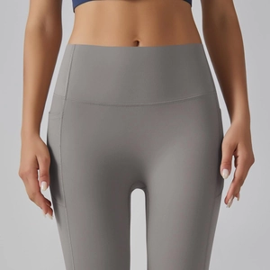 Detail van de yogabroek met hoge taille, zijzakken en verstevigde stiknaden