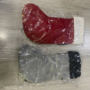 Chaussettes de Noël en feutre rouge et gris emballées dans des sacs en plastique