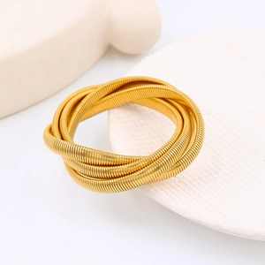 Dettaglio macro del bracciale multistrato in acciaio inossidabile placcato oro con trama