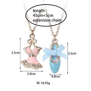 Dettaglio della collana con dimensioni dei ciondoli vestito rosa e scarpa blu col tacco