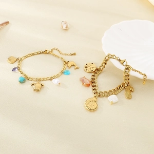 Détail des bracelets sur le thème marin avec pendentifs colorés de coquillages et faune