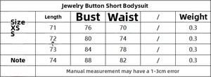 Größentabelle für den kurzen Jumpsuit mit Schmuckknöpfen und Maßen von Größe XS bis L