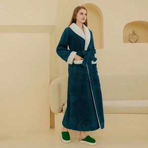 Peignoir long épais en polaire jacquard bleu foncé avec bordure en peluche blanche et ceinture