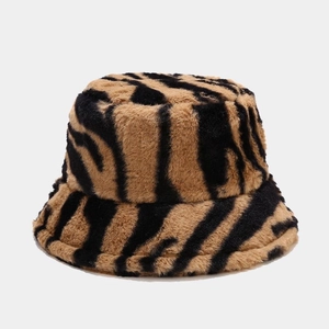 Détail de la texture épaisse en fausse fourrure rayée de ce chapeau d'hiver chaud