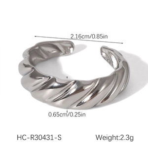 Detail showing dimensions of silver twisted rope ring with high gloss metal texture