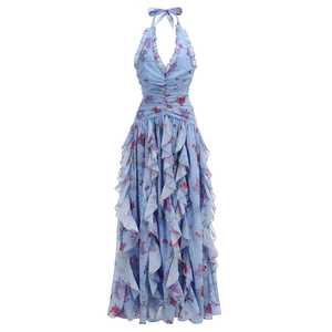 Detail der hellblauen Maxikleid mit Blumenmuster, Neckholder und gestuftem Volantsaum