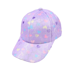 Funkelnde lila Kinder-Basecap mit bunten Herzmustern und glitzerndem Finish