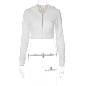 Vista frontal de una sudadera corta blanca con capucha y cremallera sobre un maniquí