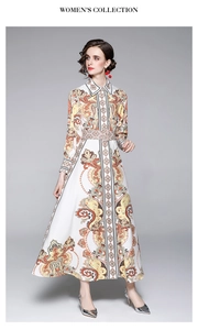 Détail d'une robe longue à motif paisley avec col chemise, boutons et ceinture assortie