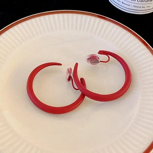 Orecchini a cerchio a C rossi opachi con comodi cuscinetti in silicone a clip