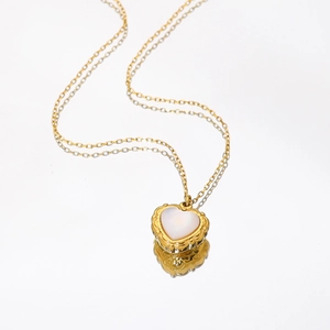 Collier cœur rétro français avec nacre et chaîne dorée au design luxueux et épuré