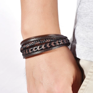 Mehrlagiges geflochtenes Lederarmband mit Magnetverschluss aus Stahl am Handgelenk