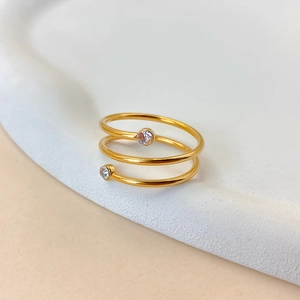 Eleganter goldener Spiralring aus Edelstahl mit funkelnden Kristallen, verstellbar für Damen