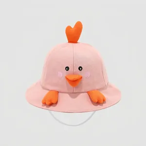 Détail d'un chapeau bob rose pour enfant en coton avec bec de canard 3D et broderie mignonne