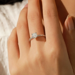 Elegant S925 sterling silver ring with 1ct round moissanite and twisted pavé band