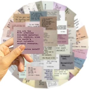 Primo piano di adesivo vintage con citazione e poesia su carta rosa cipria delicata