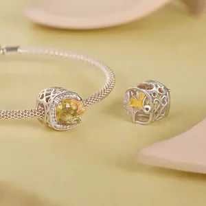 Charm feuille de ginkgo en argent 925 avec pierre jaune sur bracelet maille serpent