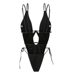 Dettaglio di un costume da bagno nero con spalline intrecciate e schiena scoperta