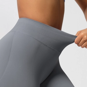 Detail des hohen Rippbundes der grauen Yogahose mit hoher Elastizität und Dehnbarkeit