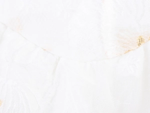 Dettaglio del tessuto jacquard floreale bianco con eleganti dettagli dorati lucidi