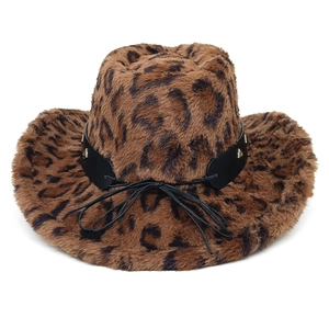 Détail d'un chapeau de cow-boy léopard en fausse fourrure avec bande en cuir et rivets