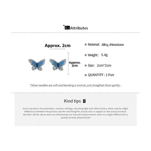 Vue détaillée des boucles d'oreilles papillon avec cristaux bleus et blancs dégradés