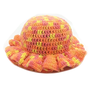 Cappello a secchiello all'uncinetto con strisce colorate e bordo a volant per un look casual