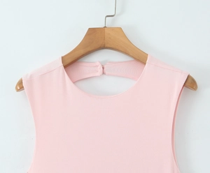 Robe longue rose sans manches avec col montant et fermeture élégante au dos ajouré