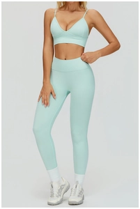 Détail de l'ensemble de yoga côtelé vert menthe avec brassière en V et legging taille haute