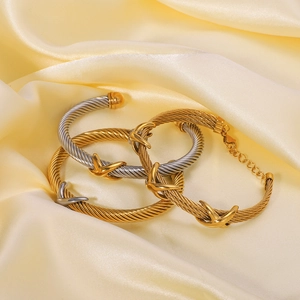Bracelet Jonc En Acier Inoxydable À Câble Torsadé Avec Motif En Croix X Plaqué Or 18K Bijoux Bicolores Pour Femmes Style Rétro