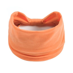 Dettaglio della fascia elastica in maglia arancione vivace con texture e pieghe elastiche