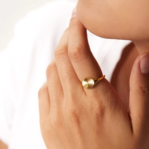 Bague soleil empilable plaquée or 18 carats avec gravure radiale portée par un mannequin