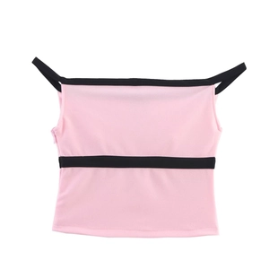 Top rosa con spalline nere sottili e dettagli a fiocco in maglia testurizzata