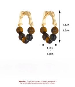 Detailed size specifications for gold C-shaped earrings with brown gemstone beads