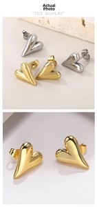 Vue macro détaillée de boucles d'oreilles cœurs polies dorées et argentées sur décor pierre