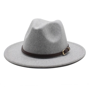 Chapeau fédora classique en laine gris clair avec bandeau en cuir brun et boucle dorée